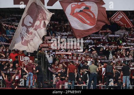 Turin, Italien, 16. April 2023. Turin FC Fans halten ihre Schals hoch und winken riesige Flaggen vor dem Spiel der Serie A im Stadio Grande Torino, Turin. Der Bildausdruck sollte lauten: Jonathan Moscrop/Sportimage Stockfoto