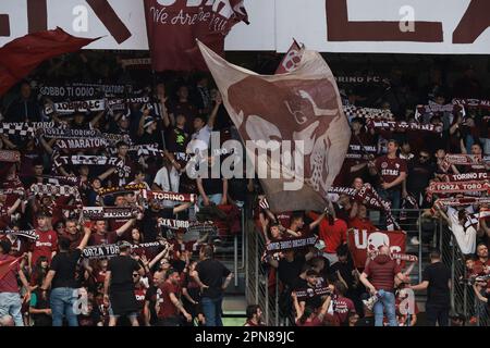Turin, Italien, 16. April 2023. Turin FC Fans halten ihre Schals hoch und winken riesige Flaggen vor dem Spiel der Serie A im Stadio Grande Torino, Turin. Der Bildausdruck sollte lauten: Jonathan Moscrop/Sportimage Stockfoto