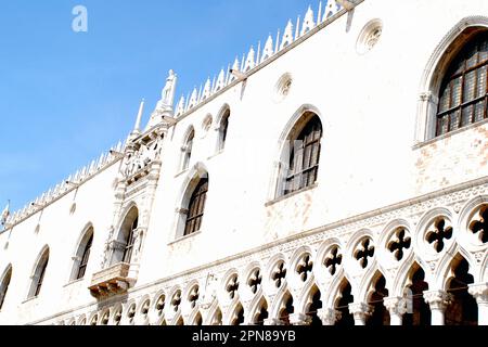 Teilweiser Außenblick auf St.. Markusbasilika, Venedig, Metropolitanstadt Venedig, Region Veneto, Italien, Europa Stockfoto