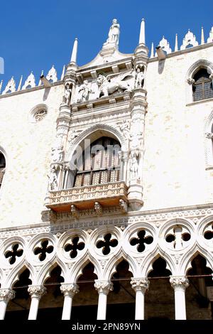 Teilweiser Außenblick auf St.. Markusbasilika, Venedig, Metropolitanstadt Venedig, Region Veneto, Italien, Europa Stockfoto