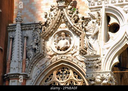 Teilweiser Außenblick auf St.. Markusbasilika, Venedig, Metropolitanstadt Venedig, Region Veneto, Italien, Europa Stockfoto