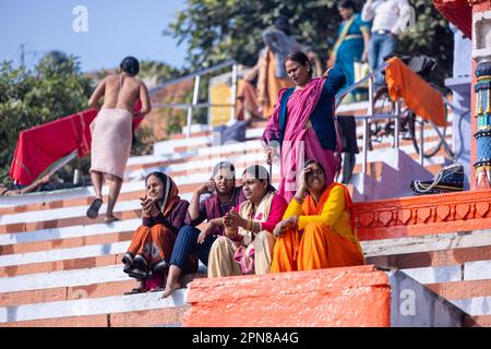 Varanasi, Indien - Nov. 2022: Porträt einer indianerin, die in der Nähe von ganges Ghat in traditionellem Saree sitzt. Selektiver Fokus auf Augen und Gesicht. Stockfoto