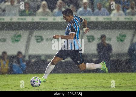 Caxias Do Sul, Brasilien, 16. April 2023. Luis Suarez von Gremio, während des Spiels zwischen Gremio und Santos für die brasilianische Serie A 2023, im Alfredo Jaconi Stadium, am 16. April in Caxias do Sul. Foto: Richard Ducker/DiaEsportivo/Alamy Live News Stockfoto