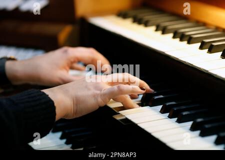 St. Joseph Kirche. Pfeifenorgel. Ein Mann, der auf der Tastatur spielt. Genf. Die Schweiz. Stockfoto