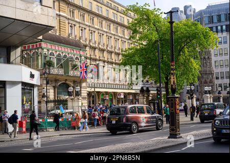 LONDON - 18. Mai 2022: Londoner Taxis bieten einen höflichen und effizienten Service für Pendler und Touristen am Strand vor der Charing Cross Station. Stockfoto