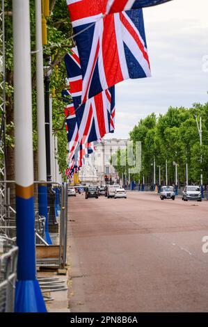 LONDON - 18. Mai 2022: Union Jack Flaggen werden stolz über der Mall und dem Buckingham Palace ausgestellt, um das Platinum Jubilee zu feiern. Stockfoto