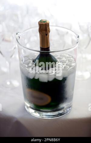Party. Flasche Champagner Im Eiskübel Mit Flöten Auf Dem Tisch. Frankreich. Stockfoto