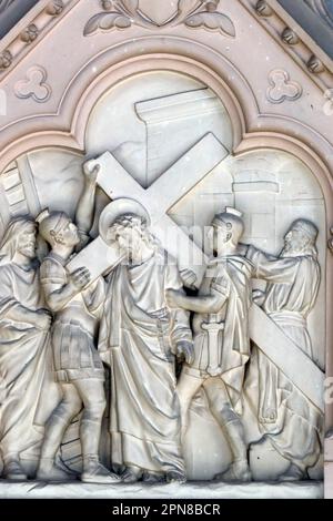 Auxerre Kathedrale. Leidenschaft Christi. Weg vom Kreuz. 2. Station: Jesus trägt sein Kreuz. Auxerre. Frankreich. Stockfoto