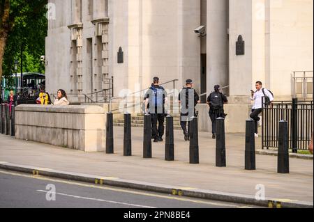 LONDON - 18. Mai 2022: Vigilant Armed Police mit Rucksäcken im Verteidigungsministerium, London. Stockfoto