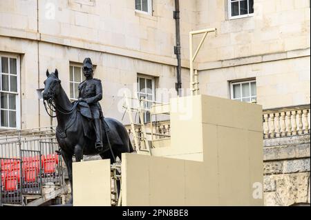 LONDON - 18. Mai 2022: Die imposante Reiterstatue von Earl Roberts steht bei der Horse Guards Parade hoch und erinnert an seine Leistungen als General Stockfoto