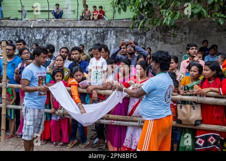 Charak Puja ist eines der traditionellen religiösen Festivals. In diesem Puja hängt er am Charakbaum mit einem Barashi um den Rücken gebunden. Stockfoto