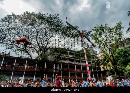 Charak Puja ist eines der traditionellen religiösen Festivals. In diesem Puja hängt er am Charakbaum mit einem Barashi um den Rücken gebunden. Stockfoto