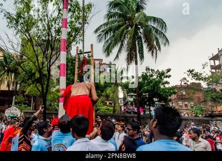 Charak Puja ist eines der traditionellen religiösen Festivals. In diesem Puja hängt er am Charakbaum mit einem Barashi um den Rücken gebunden. Stockfoto