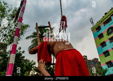 Charak Puja ist eines der traditionellen religiösen Festivals. In diesem Puja hängt er am Charakbaum mit einem Barashi um den Rücken gebunden. Stockfoto