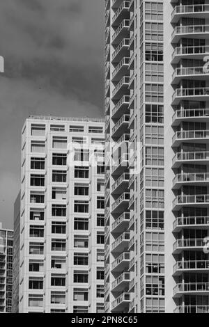 Ein moderner Apartmentkomplex in einer Stadt in Grautönen Stockfoto