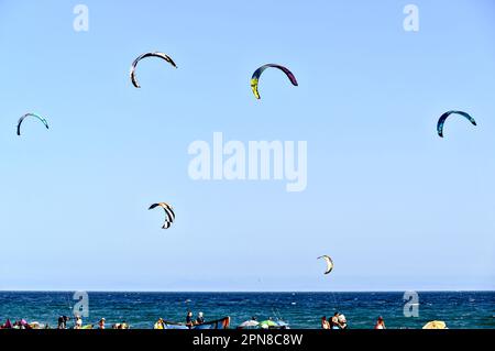 Los Caños de Meca, Barbate, Cádiz; 19. August 2022: Athleten, die Kitesurfen vor dem Strand des Leuchtturms Trafalgar üben Stockfoto