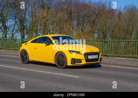 2019 Yellow Audi TT S Line Black Ed 45 TFS 45 TFSI 245 Start/Stop Car Coupe Benzinmotor 1984 cm3; Überquerung der Autobahnbrücke im Großraum Manchester, Großbritannien Stockfoto