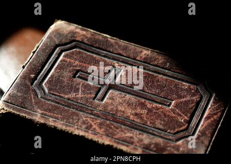 Alte bibel mit Lederbezug auf einem Stuhl. Stockfoto