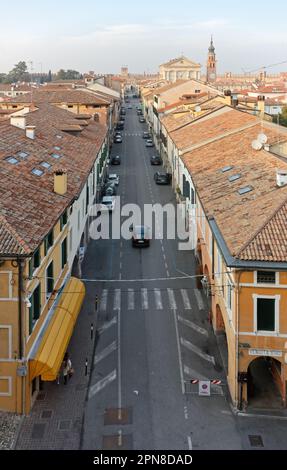 CITTADELLA, Italien -. 20. Februar 2023: Garibaldi Straße von der historischen Stadtmauer aus gesehen, mit der Kathedrale im Hintergrund Stockfoto