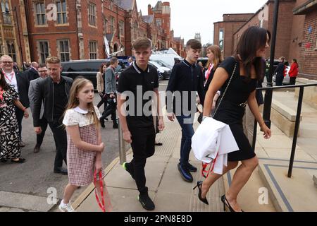 Westlife-Sänger Nicky Byrne (links in schwarzer Lederjacke) mit seiner Frau Georgina Ahern (rechts, Tochter von Bertie Ahern) und ihren Kindern während der dreitägigen internationalen Konferenz an der Queen's University Belfast anlässlich des 25. Jahrestags des Abkommens zwischen Belfast und Karfreitag. Foto: Montag, 17. April 2023. Stockfoto