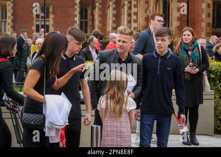 Westlife-Sänger Nicky Byrne (Zentrum) mit seiner Frau Georgina Ahern (Linke, Tochter von Bertie Ahern) und ihren Kindern anlässlich der dreitägigen internationalen Konferenz an der Queen's University Belfast anlässlich des 25. Jahrestages des Abkommens zwischen Belfast und Karfreitag. Foto: Montag, 17. April 2023. Stockfoto