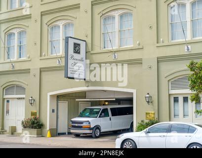 NEW ORLEANS, LA, USA - 2. APRIL 2023: Eingang North Peters Street zum Bienville House Hotel im French Quarter Stockfoto