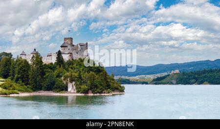 Niedzica Castle (oder Dunajec Castle) – Sommerpanorama mit Wolkenpanorama (Polen). Gebaut zwischen den Jahren 1320 und 1326. Und die Ruinen der Burg der Tschechischen Republik (auf der rechten Seite Stockfoto