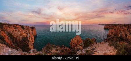 Lagos Leuchtturm auf der Ponta da Piedade Vorgewende (Algarve, Portugal). Abend Landschaft. Stockfoto