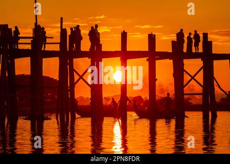 Mandalay, Myanmar, 16. November 2016: Unidentifizierte Personen überqueren die berühmte U Bein Brücke. Der Ort ist eine der meistbesuchten Sehenswürdigkeiten in Birma Stockfoto