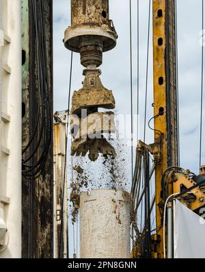 Schmutz, der aus der Schnecke oder dem Bohrer fällt und die Grundlage für neue Wohnungen am Dubai Canal bildet Stockfoto