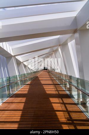 Das Innere des verdrehten Helix-Designs der Dubai Water Canal Bridge über den Wasserweg Stockfoto