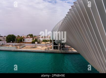 Spiraldesign der Dubai Water Canal Bridge über den Wasserweg zu Apartmentblöcken Stockfoto