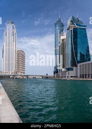 Neue Apartmentblöcke und Hotel am Ufer und Radweg entlang des Dubai Canal Stockfoto