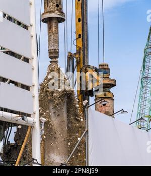 Schmutz, der aus der Schnecke oder dem Bohrer fällt und die Grundlage für neue Wohnungen am Dubai Canal bildet Stockfoto