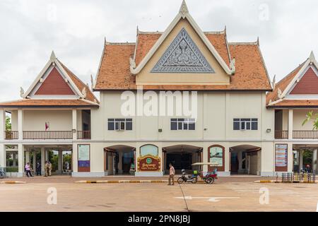 ANGKOR, KAMBODSCHA - 11. JANUAR 2023: Das neue Ticketcenter, in dem Touristen Tickets für den Angkor Khmer Tempelkomplex kaufen. Es befindet sich jetzt an der Straße Stockfoto