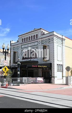 SANTA ANA, KALIFORNIEN - 16. April 2023: Café Cultura im alten West End Theater-Gebäude an der 4. Straße in der Innenstadt von Santa Ana. Stockfoto