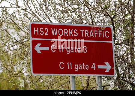 Harefield, Großbritannien. 17. April 2023. Ein Schild für eine der HS2 Baustellen in Harefield. Die Arbeiten für die Hochgeschwindigkeitsbahnverbindung von London nach Birmingham werden bis HS2 fortgesetzt. Das umstrittene Projekt für den Hochgeschwindigkeitsbahnverkehr liegt nach wie vor erheblich über dem Budget. Letzten Monat gab Verkehrsminister Mark Harper bekannt, dass die Strecke von Birmingham nach Crewe HS2 aufgrund steigender Kosten ausgesetzt wurde. Kredit: Maureen McLean/Alamy Live News Stockfoto