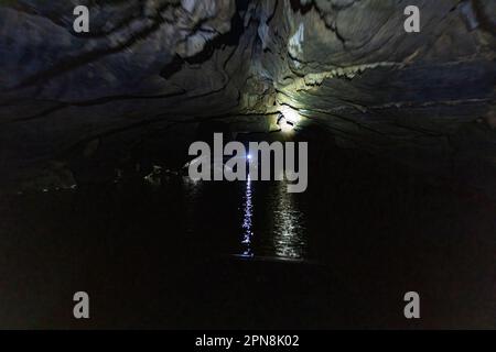 Trung Trang Höhle im Cat Ba Nationalpark Stockfoto