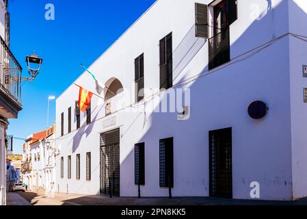 Jerez de los Caballeros Straße, im Vordergrund des Gerichtsgebäudes. Jerez de los Caballeros, Badajoz, Extremadura, Spanien, Europa Stockfoto