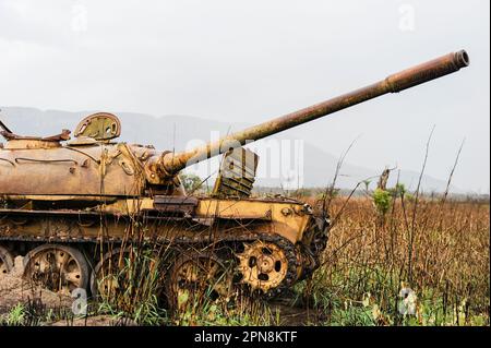 ANGOLA, Kwanza Sul, Wrack eines sowjetischen russischen Kampfpanzers T-54 aus dem Bürgerkrieg zwischen der MPLA und der UNITA bei Quibala, einige Gebiete verfügen noch über Landminen und machen die Landwirtschaft unmöglich / ANGOLA, Wrack eines sowjetischen Panzer T-54 aus dem Buergerkrieg 1975 - 2002 zwischen MPLA und UNITA bei Quibala, Einige Landstriche sind immer noch mint und lassen keine Landwirtschaft zu Stockfoto