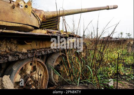 ANGOLA, Kwanza Sul, der alte sowjetische Kampfpanzer T-54 und der gepanzerte Personentransporter BMP-1 aus dem Bürgerkrieg zwischen der MPLA und der UNITA bei Quibala gibt es in einigen Gebieten noch Landminen, die die Landwirtschaft unmöglich machen / ANGOLA, Wrack eines sowjetischen Panzer T-54 und Schützenpanzer BMP-1 aus dem Buergerkrieg 1975 - 2002 zwischen MPLA und UNITA bei Quibala, einige Landstriche sind immer noch noch und lassen keine Landwirtschaft zu Stockfoto