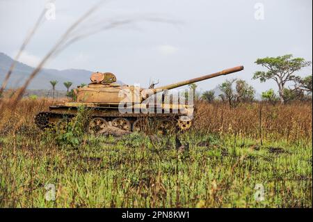 ANGOLA, Kwanza Sul, Wrack eines sowjetischen russischen Kampfpanzers T-54 aus dem Bürgerkrieg zwischen der MPLA und der UNITA bei Quibala, einige Gebiete verfügen noch über Landminen und machen die Landwirtschaft unmöglich / ANGOLA, Wrack eines sowjetischen Panzer T-54 aus dem Buergerkrieg 1975 - 2002 zwischen MPLA und UNITA bei Quibala, Einige Landstriche sind immer noch mint und lassen keine Landwirtschaft zu Stockfoto