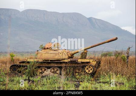 ANGOLA, Kwanza Sul, Wrack eines sowjetischen russischen Kampfpanzers T-54 aus dem Bürgerkrieg zwischen der MPLA und der UNITA bei Quibala, einige Gebiete verfügen noch über Landminen und machen die Landwirtschaft unmöglich / ANGOLA, Wrack eines sowjetischen Panzer T-54 aus dem Buergerkrieg 1975 - 2002 zwischen MPLA und UNITA bei Quibala, Einige Landstriche sind immer noch mint und lassen keine Landwirtschaft zu Stockfoto