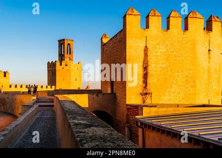 Chemin de ronde der Alcazaba von Badajoz und Torre de Espantaperros oder Torre de la Atalaya (L). Badajoz, Extremadura, Spanien, Europa Stockfoto