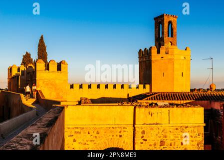 Der Torre de Espantaperros oder Torre de la Atalaya ist ein Wachturm neben der Zitadelle Badajoz aus dem 10. Jahrhundert. Es stammt aus Almohad und h Stockfoto