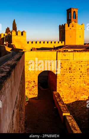 Der Torre de Espantaperros oder Torre de la Atalaya ist ein Wachturm neben der Zitadelle Badajoz aus dem 10. Jahrhundert. Es stammt aus Almohad und h Stockfoto