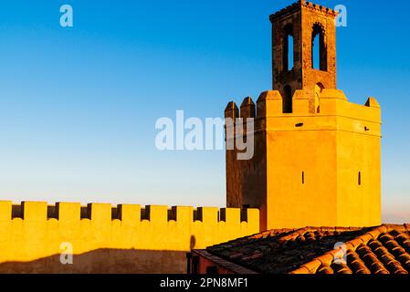 Der Torre de Espantaperros oder Torre de la Atalaya ist ein Wachturm neben der Zitadelle Badajoz aus dem 10. Jahrhundert. Es stammt aus Almohad und h Stockfoto