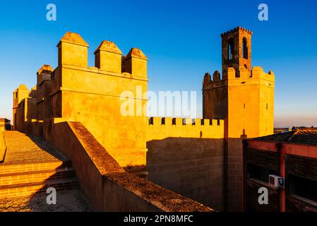 Der Torre de Espantaperros oder Torre de la Atalaya ist ein Wachturm neben der Zitadelle Badajoz aus dem 10. Jahrhundert. Es stammt aus Almohad und h Stockfoto