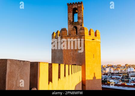 Der Torre de Espantaperros oder Torre de la Atalaya ist ein Wachturm neben der Zitadelle Badajoz aus dem 10. Jahrhundert. Es stammt aus Almohad und h Stockfoto