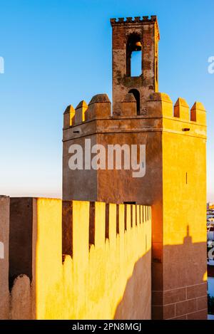 Der Torre de Espantaperros oder Torre de la Atalaya ist ein Wachturm neben der Zitadelle Badajoz aus dem 10. Jahrhundert. Es stammt aus Almohad und h Stockfoto